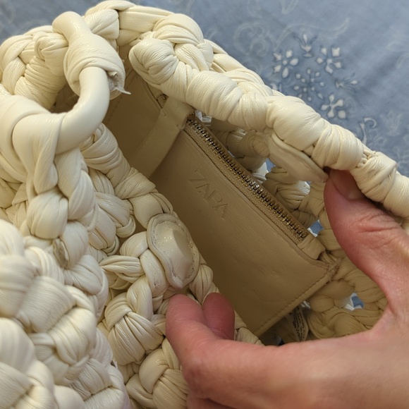 Zara $129 woven crossbody shoulder bag white - Picture 4 of 6